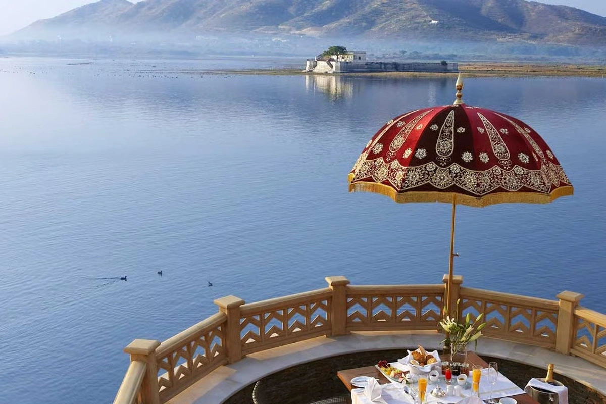 Peaceful lakefront hotel